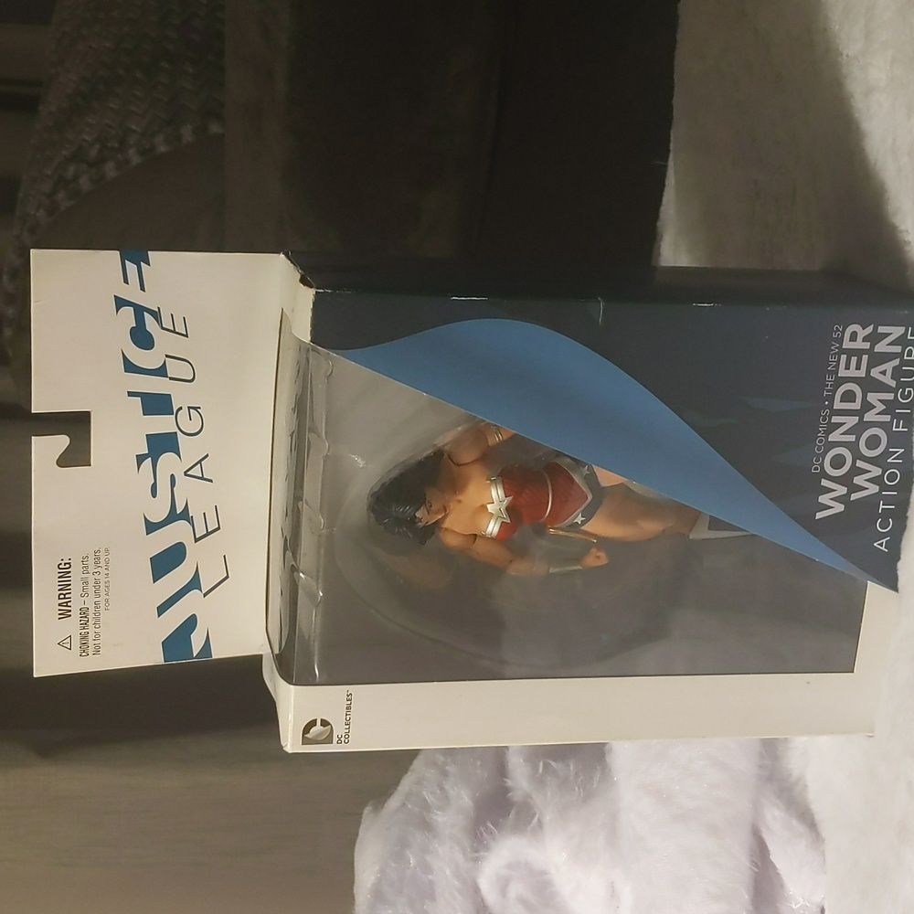 DC| Comic Bundle Wonder Woman DC New 52 Figurine With Earth 2 #1 New 52 Comic
